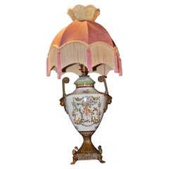 Lámpara de mesa de porcelana dorada estilo Sèvres francesa de la década de 1850 con pantalla de seda