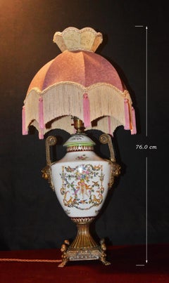 Lampe de table en forme d'amphore en porcelaine dorée de style Sèvres, datant des années 1850, avec abat-jour en soie