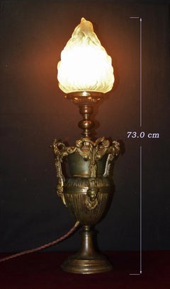 Tischlampe im neugotischen Stil aus Bronze mit drei Henkeln und einem Lampenschirm im „Vianne Flame“-Design