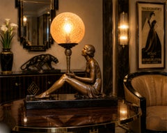 Lampe figurative « Femme assise » de style Art déco français, signée Raymonde Guerbe pour Max Le Verrier