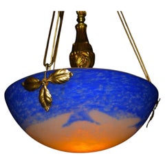 Lampadario Art Déco francese degli anni ’40 in ottone dorato e vetro “pâte de verre”