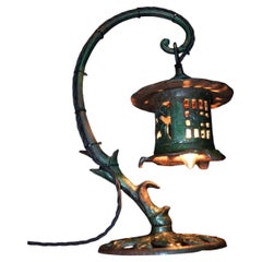 Lámpara de mesa eduardiana de estilo Art Nouveau, de latón, con pantalla de cristal moldeada a mano, de alrededor de 1910