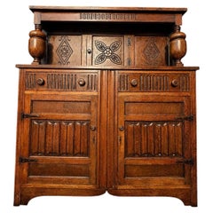 Credenza antica in rovere segato a quarti intagliata, stile Arts & Crafts