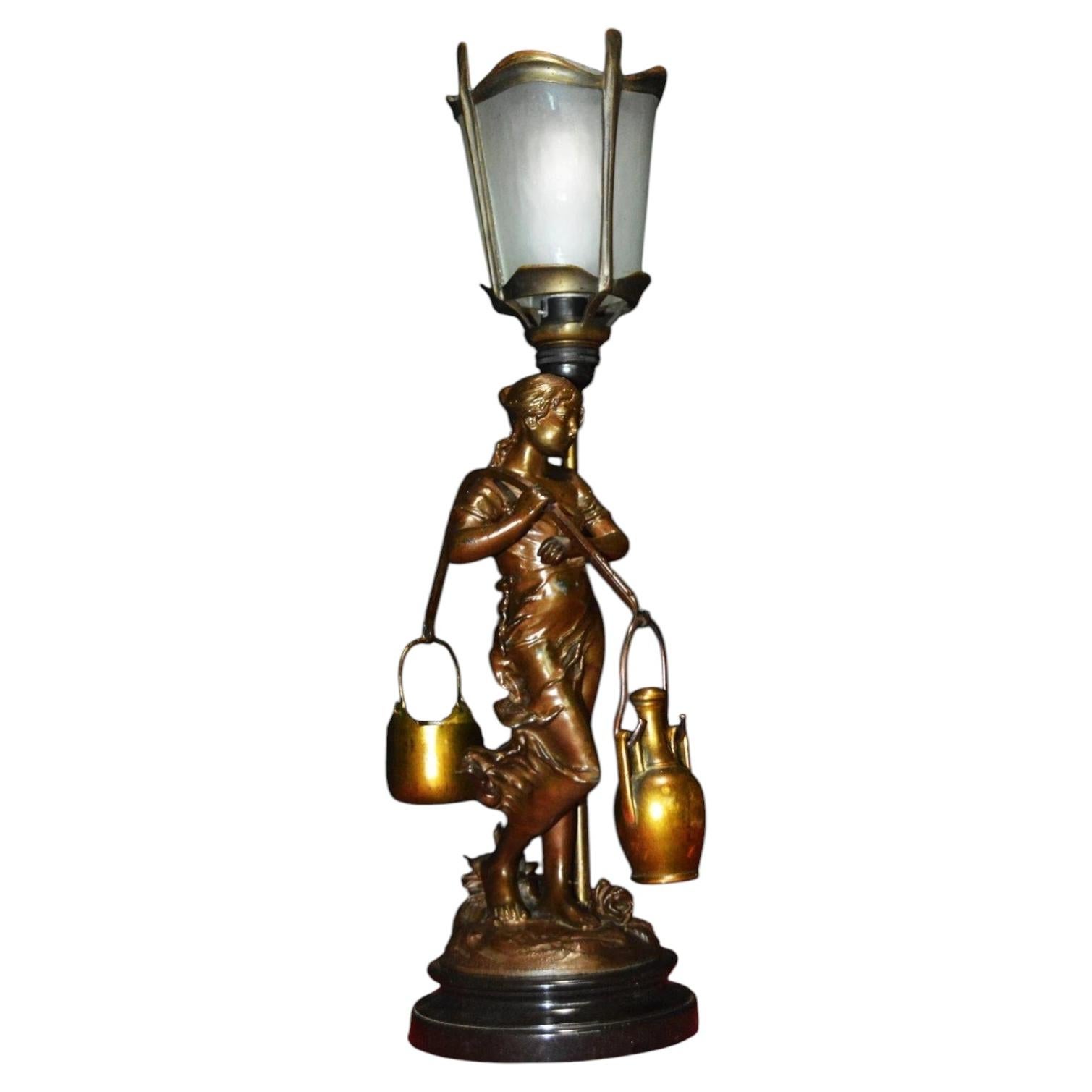 Lámpara de mesa figurativa de estilo Art Nouveau de Luca Madrassi, en bronce, con pantalla de cristal curvada en venta