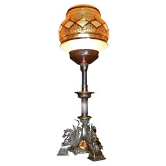 Lampada vittoriana placcata in argento con figure mitologiche e vetro artistico, 1890 circa