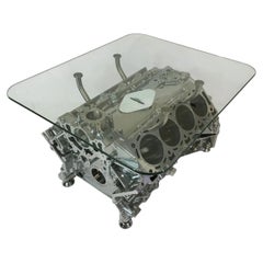 Table basse fabriquée à partir du bloc-moteur d'une Aston Martin V8 Vantage