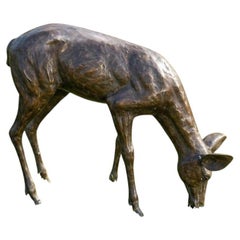 Scultura da giardino in bronzo raffigurante un cerbiatto al pascolo, realizzata con la tecnica della fusione a cera persa