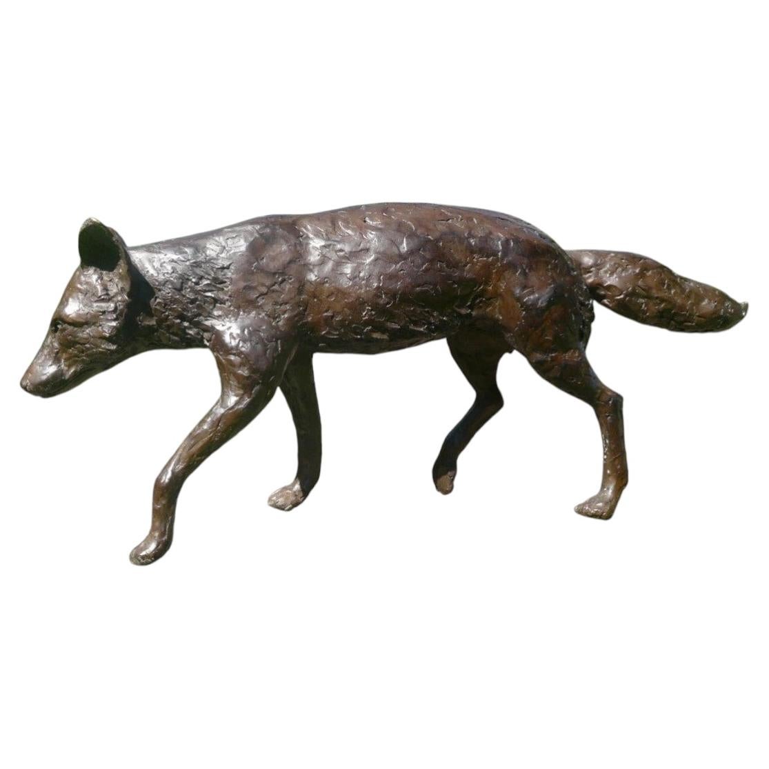 Grande sculpture de jardin en bronze représentant un renard en pleine course, réalisée selon la technique de la cire perdue