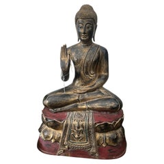 Statue de Bouddha assis en bois doré sculptée à la main, datant du début du XXe siècle, d’origine thaïlandaise