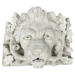 Brunnenmaske aus Gussstein in Form eines Löwenkopfes mit Eichenblättern und Eicheln