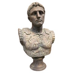 Busto clásico romano de César, de piedra moldeada, con pátina de efecto bronce verdigris