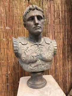 Busto clásico romano de César, de piedra moldeada, con pátina de efecto bronce verdigris