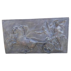 Grande plaque murale sculptée en relief classique représentant le char d’Alexandre le Grand