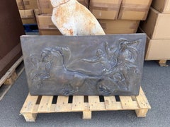 Grande plaque murale sculptée en relief classique représentant le char d’Alexandre le Grand