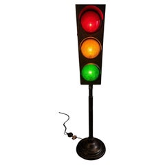 Vintage-Stehlampe im britischen Industrie-Stil im Stil einer Ampel mit funktionierenden Signalen
