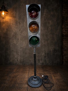 Vintage-Stehlampe im britischen Industrie-Stil im Stil einer Ampel mit funktionierenden Signalen