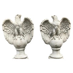 Paire de grandes sculptures d’aigles en pierre moulée – Statues de jardin classiques pour piliers de portail