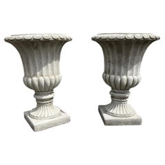 Paire d'urnes de jardin cannelées classiques britanniques en pierre moulée – Grand modèle architectural
