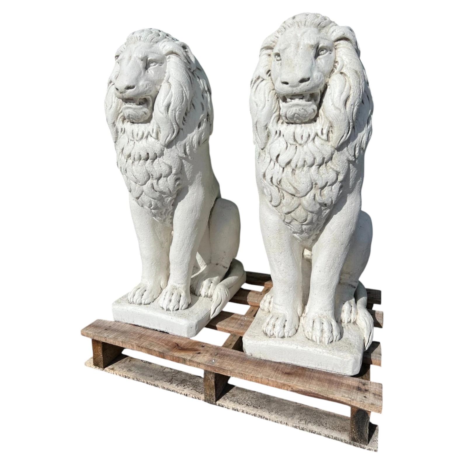 Paire de grandes statues de jardin représentant des lions assis de style classique, en pierre moulée blanche en vente