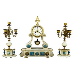 Conjunto de reloj francés de alabastro y bronce dorado con candelabro, h. 1870