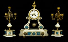 Conjunto de reloj francés de alabastro y bronce dorado con candelabro, h. 1870