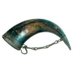 Frasco para pólvora indio con cuerno y montura de hierro de principios del siglo XIX, hacia 1800