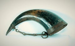 Frasco para pólvora indio con cuerno y montura de hierro de principios del siglo XIX, hacia 1800