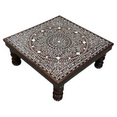 Niedriger Puja-Chowki-Couchtisch aus indischem Palisander mit Intarsien, Blumenmuster