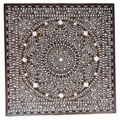 Niedriger Puja-Chowki-Couchtisch aus indischem Palisander mit Intarsien, Blumenmuster