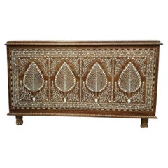 Grand coffre de rangement indien en palissandre, incrusté de motifs floraux
