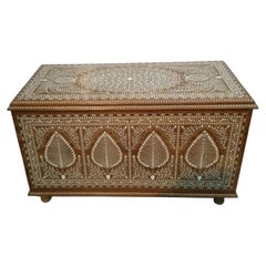 Grand coffre de rangement indien en palissandre, incrusté de motifs floraux