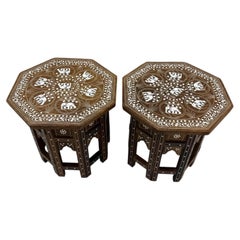Paire de tables d'appoint anglo-indiennes en bois de rose de Hoshiarpur, ornées d'incrustations représentant des éléphants