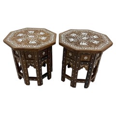 Paire de tables d'appoint anglo-indiennes en bois de rose de Hoshiarpur, ornées d'incrustations représentant des éléphants