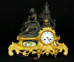 Orologio da caminetto figurativo francese del XIX secolo in bronzo dorato con placche in porcellana