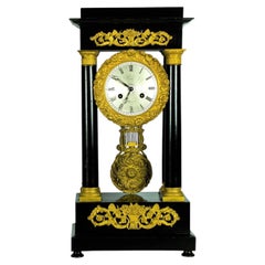 Orologio da camino in ebano con montatura in bronzo dorato, stile Luigi Filippo, 1840 circa