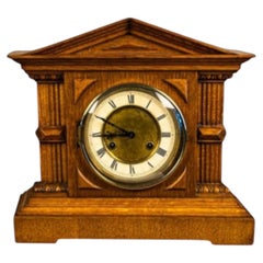 Horloge de cheminée architecturale antique de style édouardien en chêne, avec gong, vers 1900