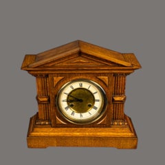 Horloge de cheminée architecturale antique de style édouardien en chêne, avec gong, vers 1900