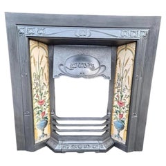 Kamin-Einsatz und Kaminverkleidung im Jugendstil aus Gusseisen mit Kacheln