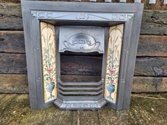 Kamin-Einsatz und Kaminverkleidung im Jugendstil aus Gusseisen mit Kacheln