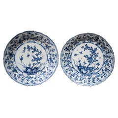 Par de platos antiguos de porcelana pintados a mano, del periodo Kangxi en China, alrededor del año 1700