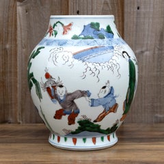 Jarrón figurativo chino de porcelana Wucai con eruditos y niños, siglo XX