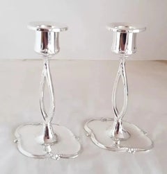 Paire de chandeliers anciens en argent de style Art nouveau, avec des pieds ajourés stylisés