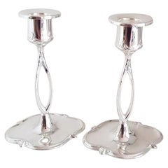 Paire de chandeliers anciens en argent de style Art nouveau, avec des pieds ajourés stylisés