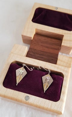 Boucles d'oreilles pendantes modernistes en or jaune et blanc 18 carats, ornées d'un saphir étoilé