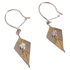 Boucles d'oreilles pendantes modernistes en or jaune et blanc 18 carats, ornées d'un saphir étoilé