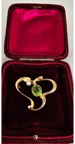 Broche antique Art nouveau en or 15 carats, ajourée, sertie de péridot et de perles, vers 1900