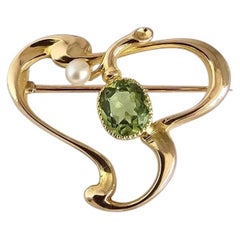 Broche antique Art nouveau en or 15 carats, ajourée, sertie de péridot et de perles, vers 1900