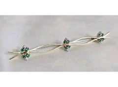 Broche française en or jaune 18 carats, sertie de diamants et d'émeraudes
