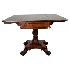 Exceptionnelle table Pembroke de style Régence en acajou, avec piètement sculpté, vers 1800