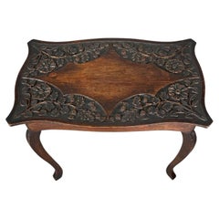 Mesita auxiliar eduardiana de roble tallado con decoración floral en relieve, h. 1910